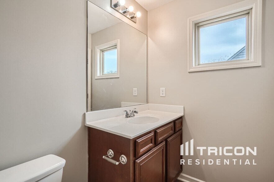 Building Photo - 1057 Sutherland Dr