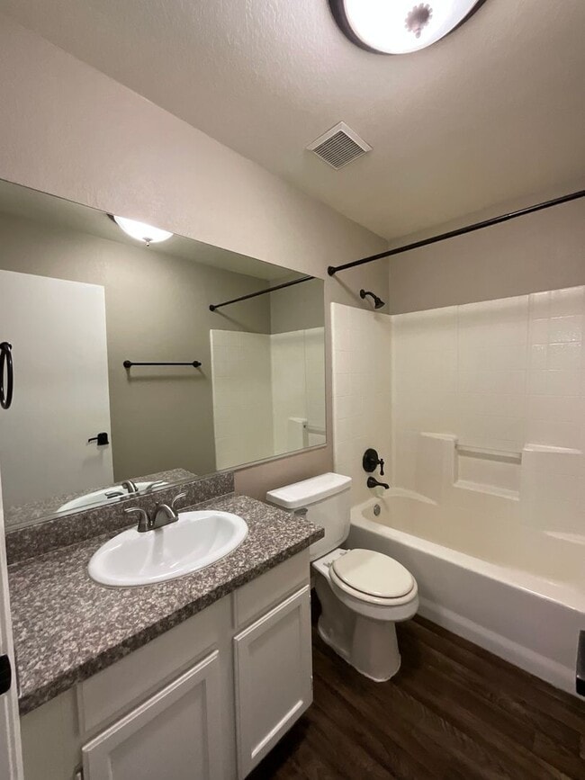 Building Photo - Single story Rosamond Home
