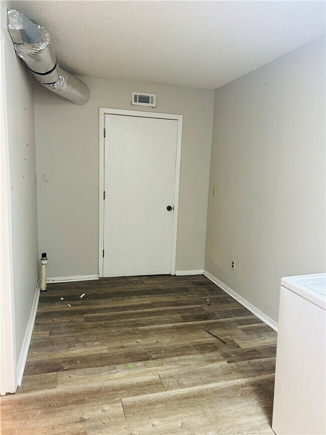 Building Photo - 17 Dogwood Dr