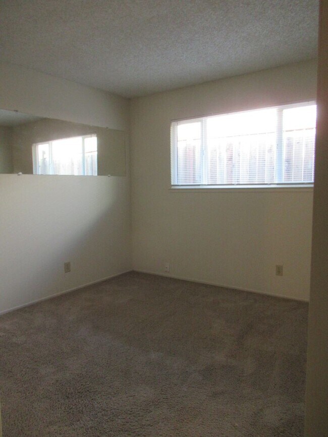 Building Photo - 2 BED 2 BATH DUPLEX FOR RENT