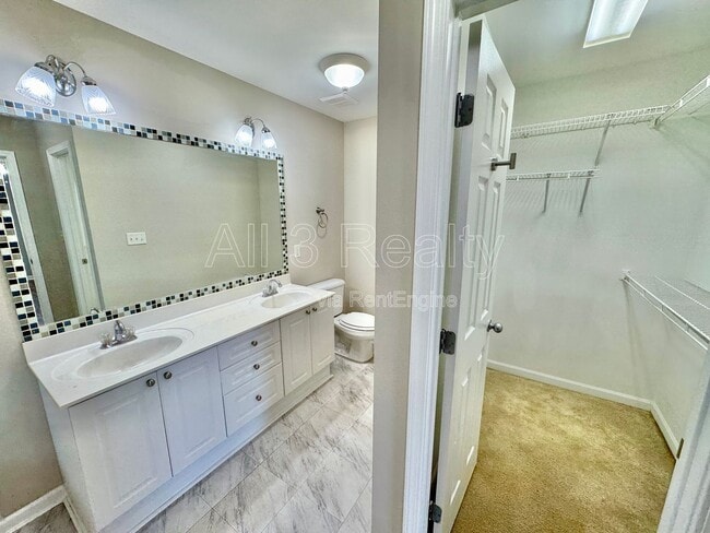 Building Photo - 436 Park Lake Dr