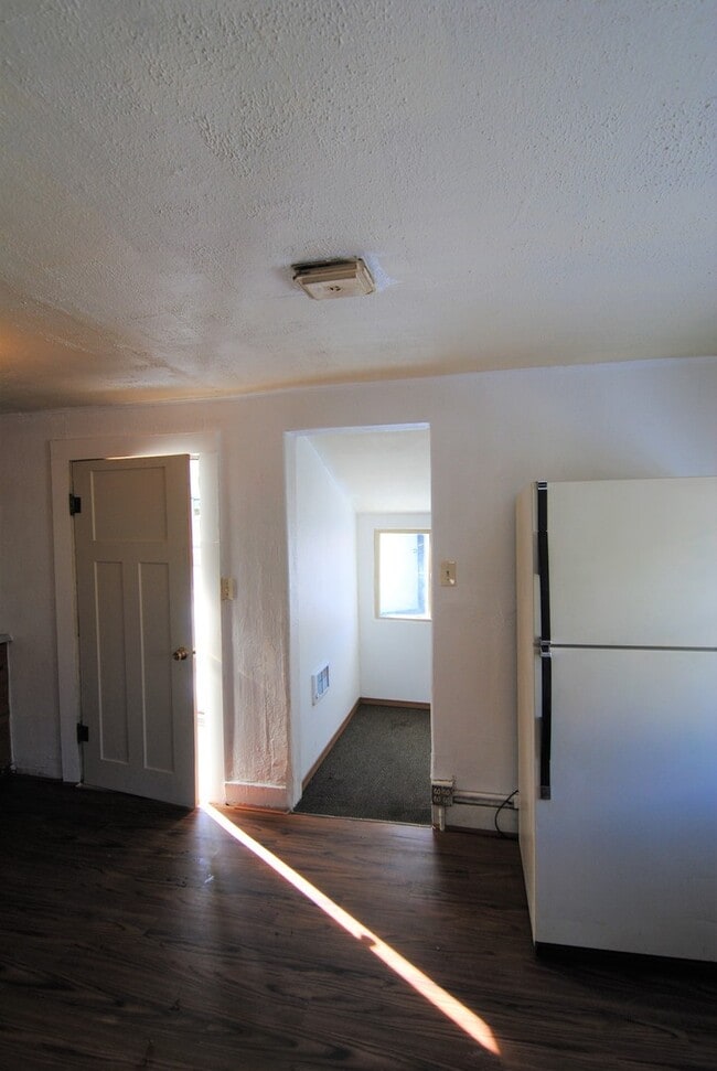 Building Photo - Rare 1 Bedroom House for Rent!