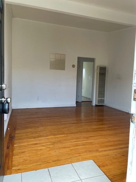 Living room - 3123 Alma St