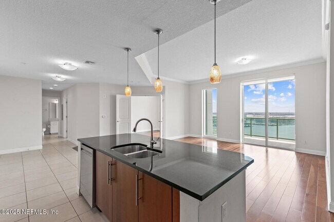 Building Photo - 1431 Riverplace Blvd