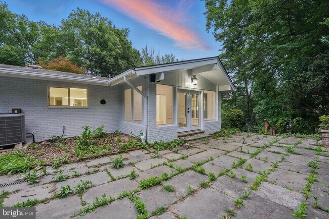 Building Photo - 866 Canal Dr