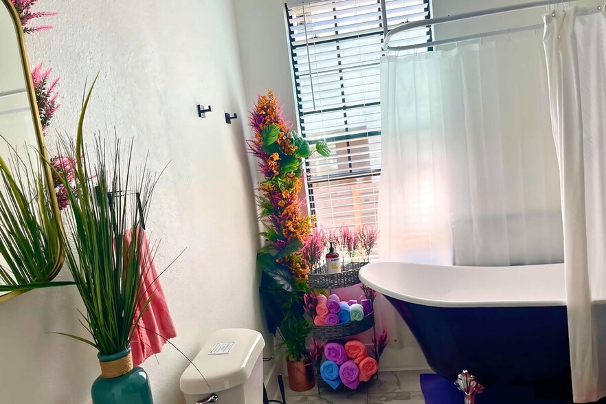 Building Photo - 2705 E 3rd St