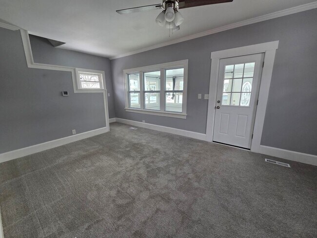 Building Photo - 2 Bedroom Single Family