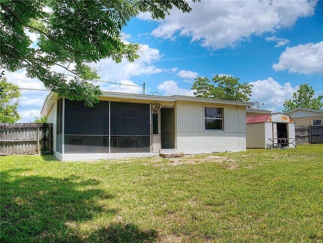 Building Photo - 2 Bed 1 Bath Pet Friendly with Fenced Yard...