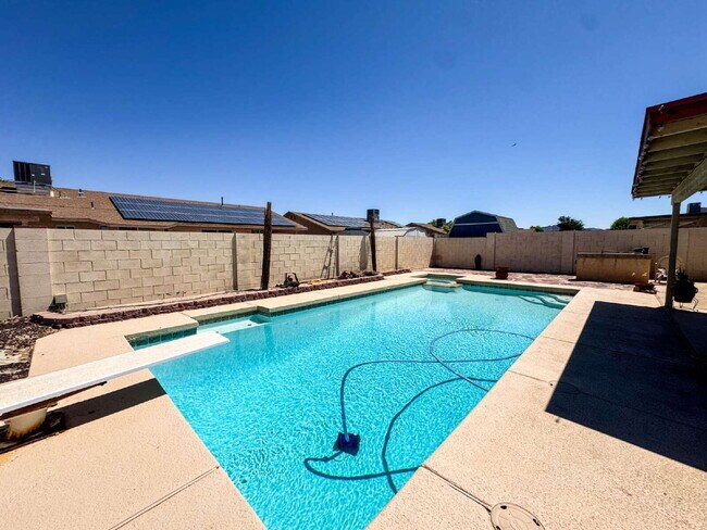 Building Photo - "Charming 3-Bed, 2-Bath Solar and Pool Home!"