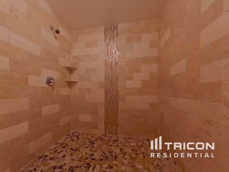 Building Photo - 810 S Greenleaf Ln