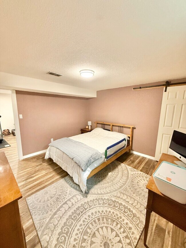 Building Photo - Renovated home on Yosemite for rent!