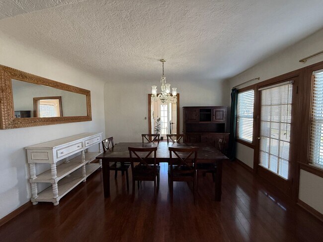 Building Photo - 3 Bedroom, 2 Bathroom charming Craftsman Style Home nestled in the heart of Tulare, CA