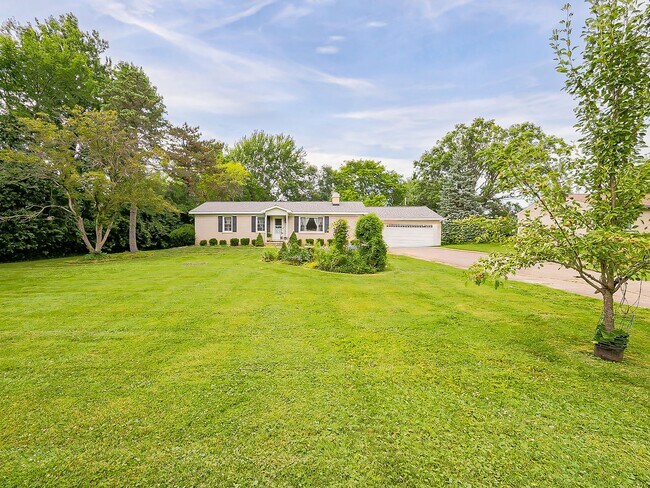 Building Photo - Your Private Retreat Just Minutes from Downtown South Lyon