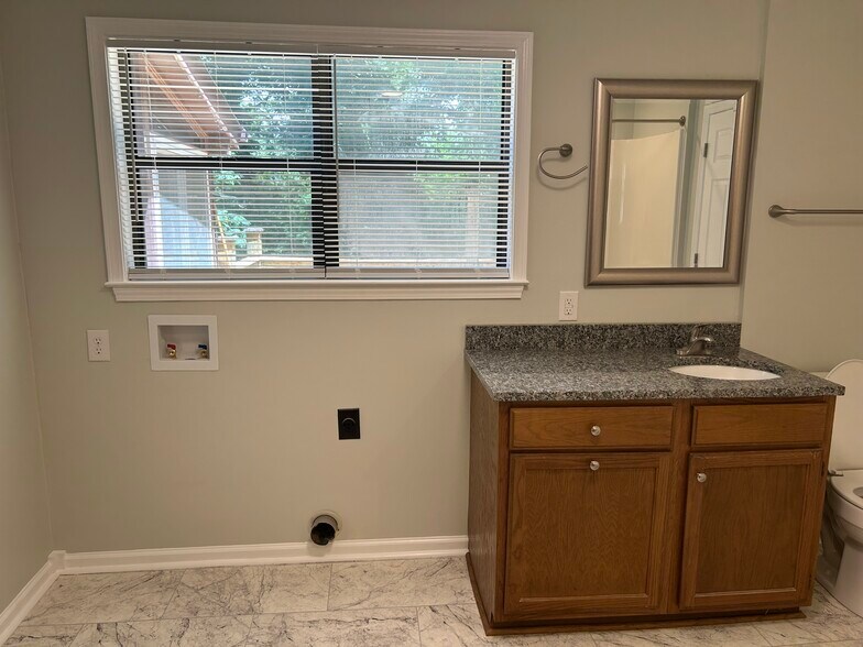 Building Photo - 600 Villard Dr