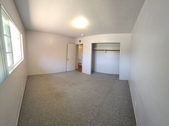 Building Photo - 4 bed 3 baths!  House ideally located close to campus, shopping, Bishop Peak