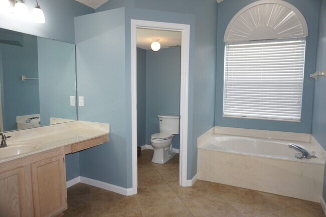 Building Photo - 4 Bedroom 2 Bathroom Home with Garage