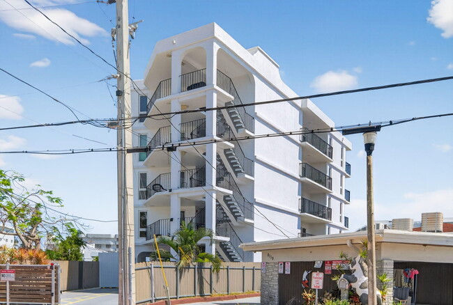 Building Photo - 8125 Crespi Blvd