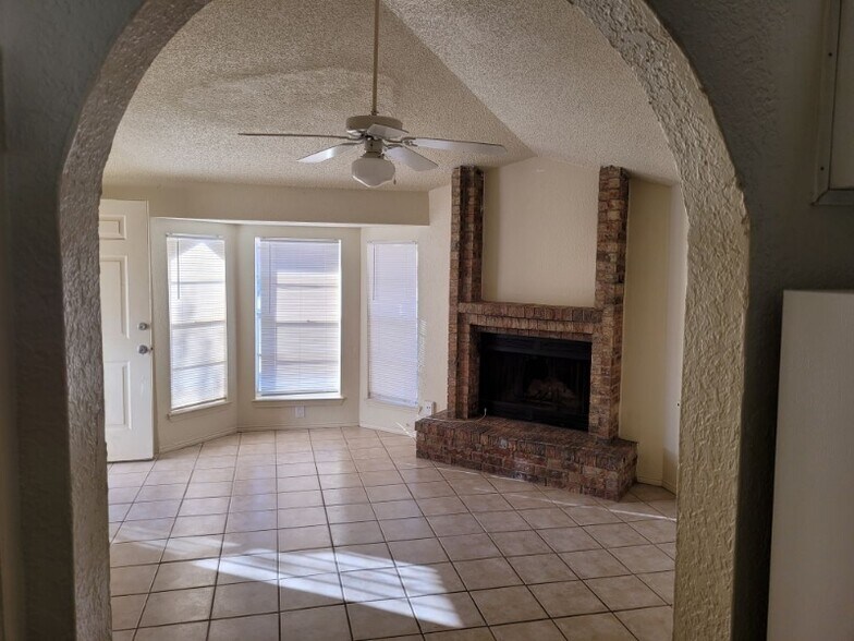 Building Photo - 910 Destello Rd