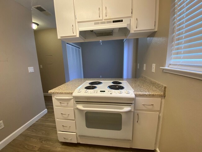 Building Photo - Updated 2 Bedroom Townhome
