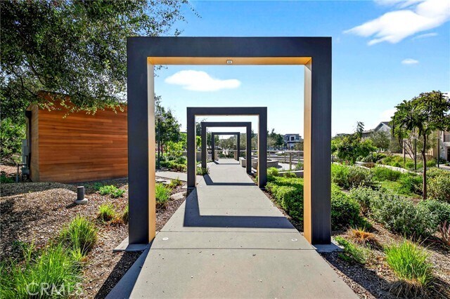 Building Photo - 346 Chorus