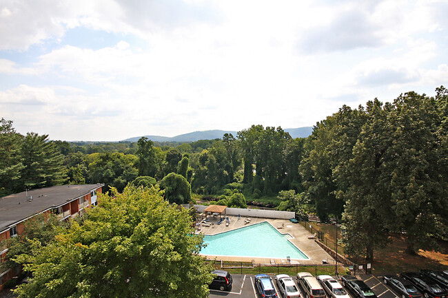 Building Photo - Student-Friendly UVA Apartment