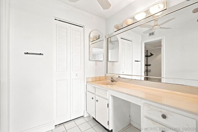 Building Photo - 8 Royal Palm Way