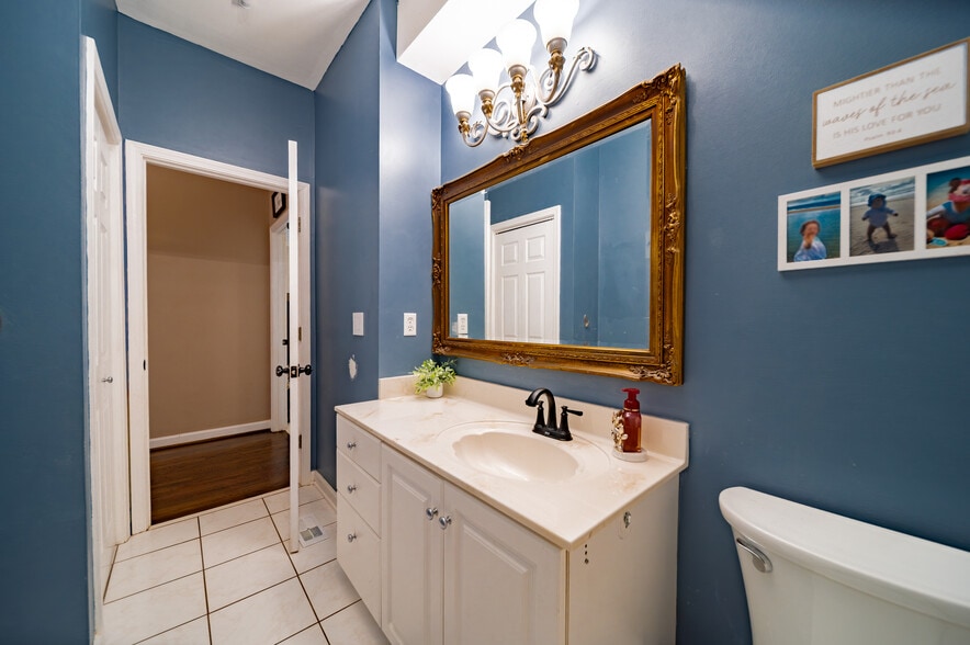 Building Photo - 10 Lotus Ct