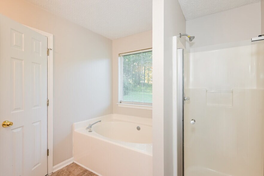 Building Photo - 45 Pebble Ridge Dr