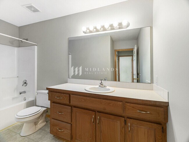 Building Photo - Beautiful Millard Townhome