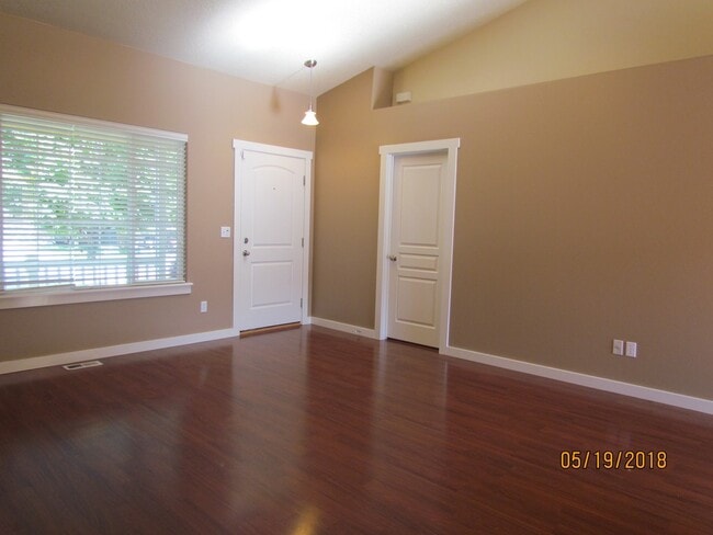 Building Photo - 4 bedroom 2 bath + Bonus Room home and nei...