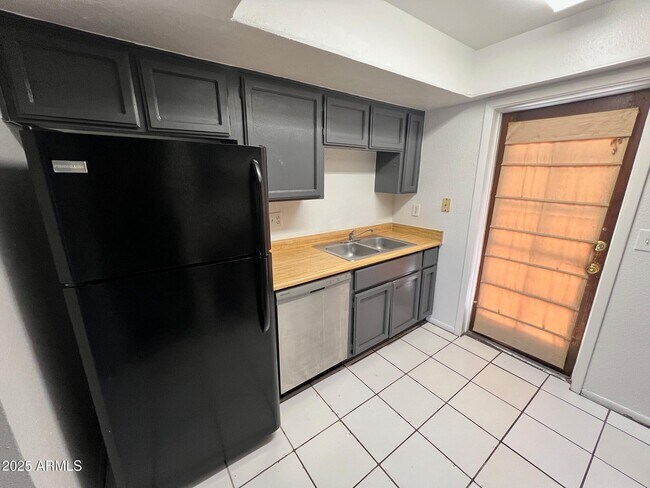 Building Photo - 1927 E Hampton Ave