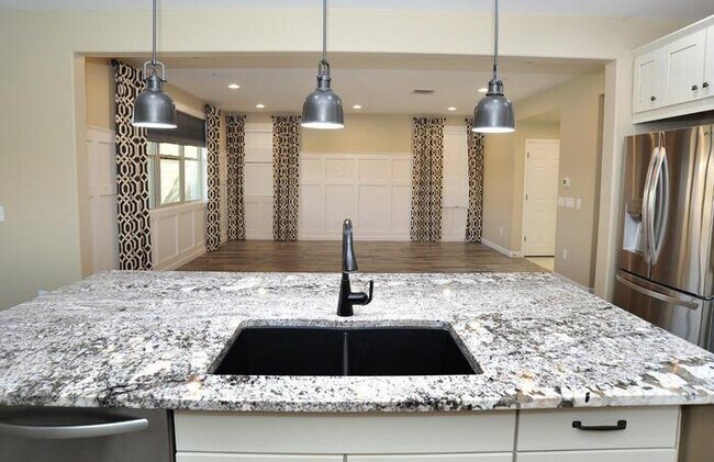 Building Photo - Stunning Executive Home (former model) in ...