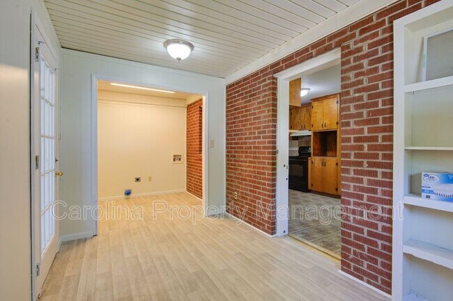 Building Photo - 607 W 19th Ave