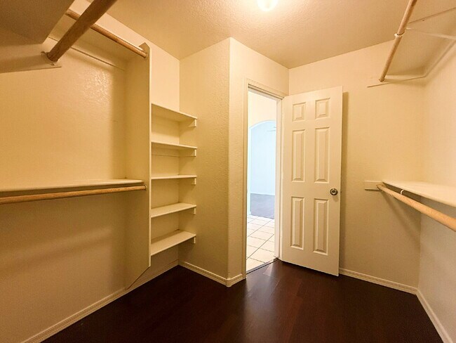 Building Photo - Stylish 1-story 1,301 Sq. Ft. House in Inv...