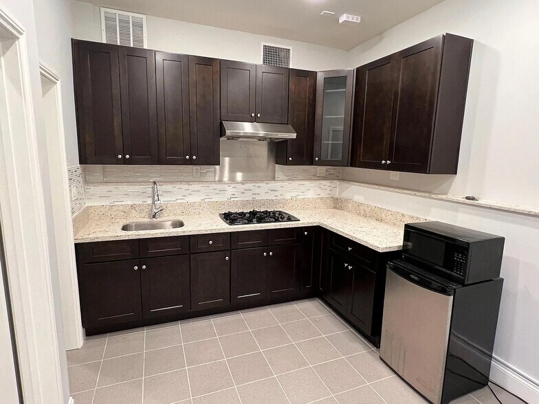 Building Photo - 2020 Del Mar Ave