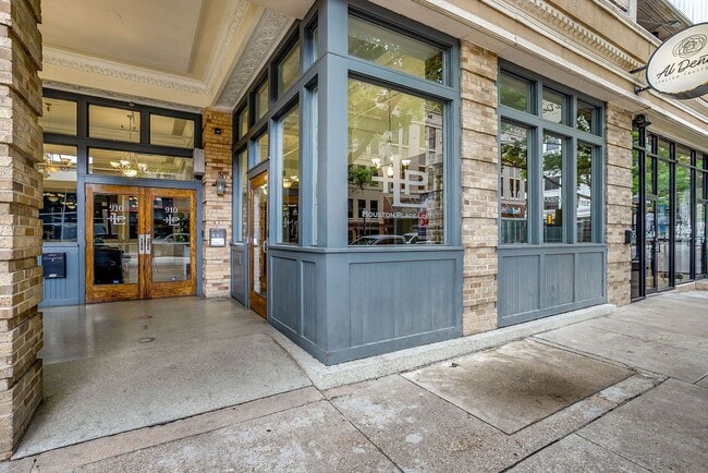 Building Photo - Beautiful 1 Bed- 1 Bath in Houston Place Lofts- Downtown Fort Worth- 76102