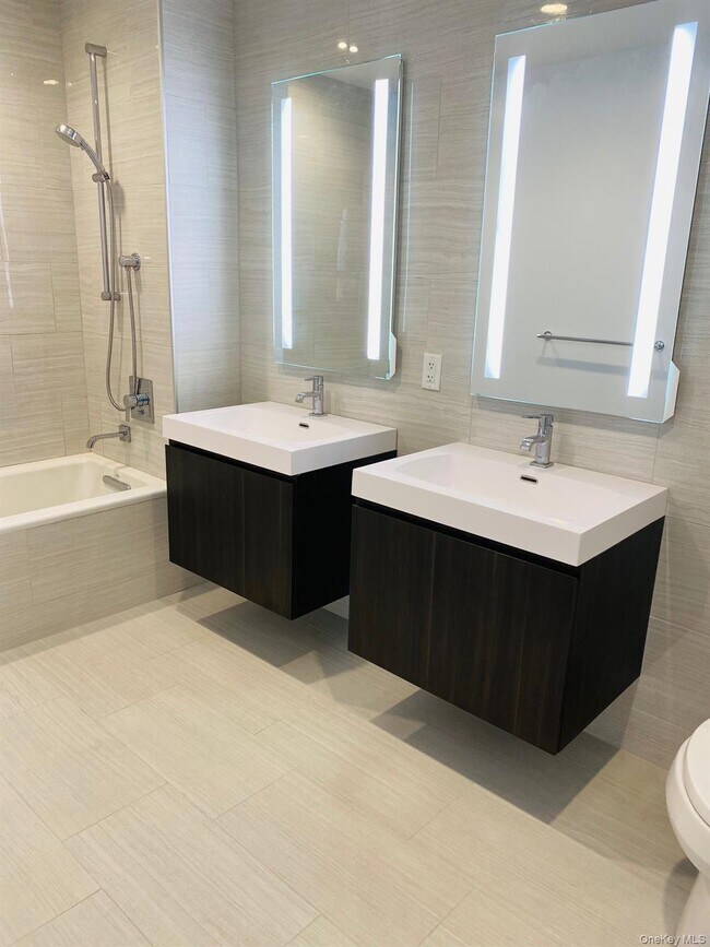 Building Photo - 131-40-131-40 40th Rd