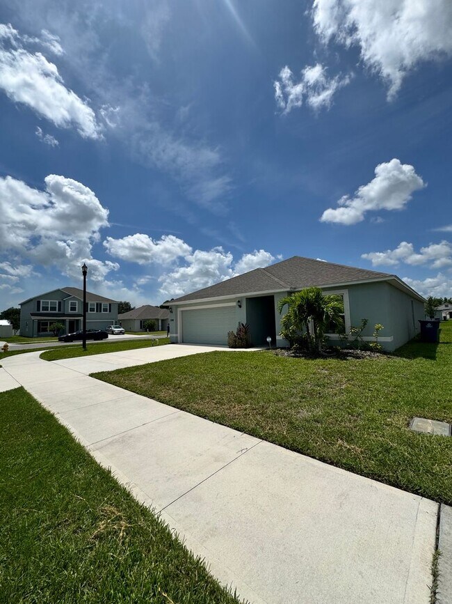Building Photo - Beautiful 4-Bed, 2-Bath Home in a Prime Location!