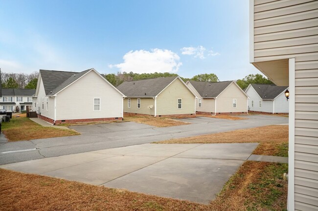 Building Photo - Move In Ready Lillington Home!