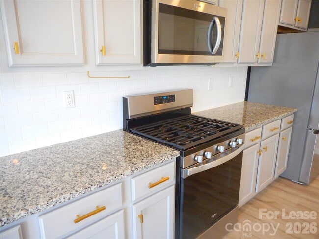 Building Photo - 3058 Eastcott Ave