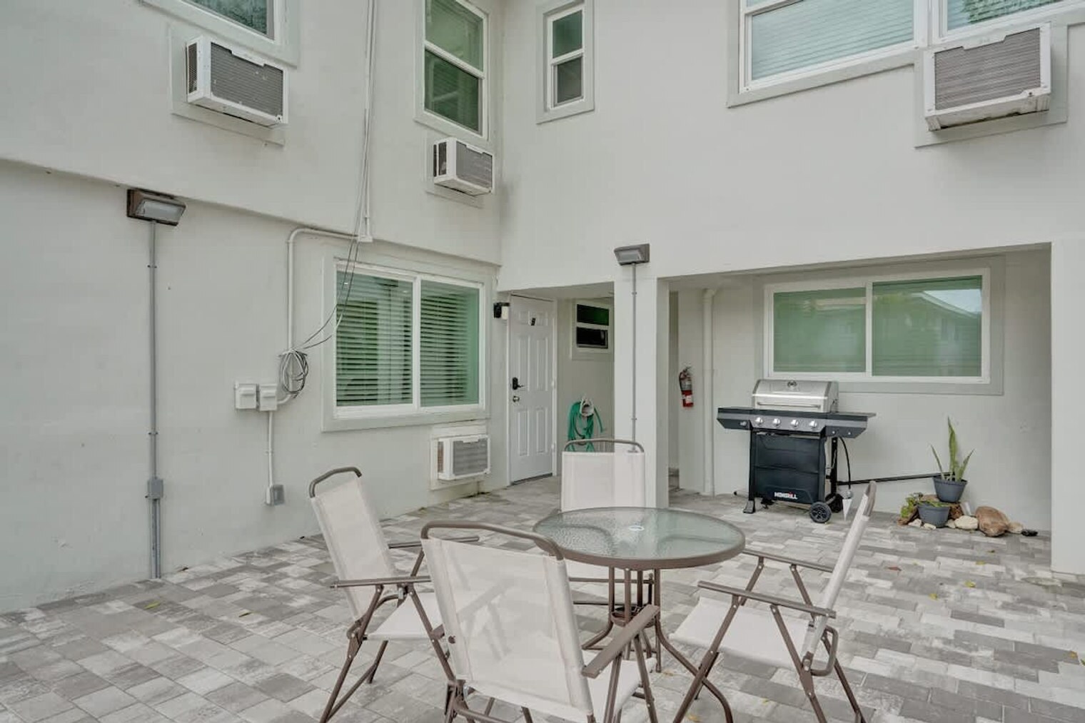 Building Photo - 906 N Riverside Dr