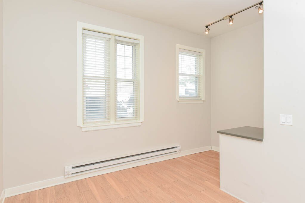 Building Photo - 511 W Belmont Ave