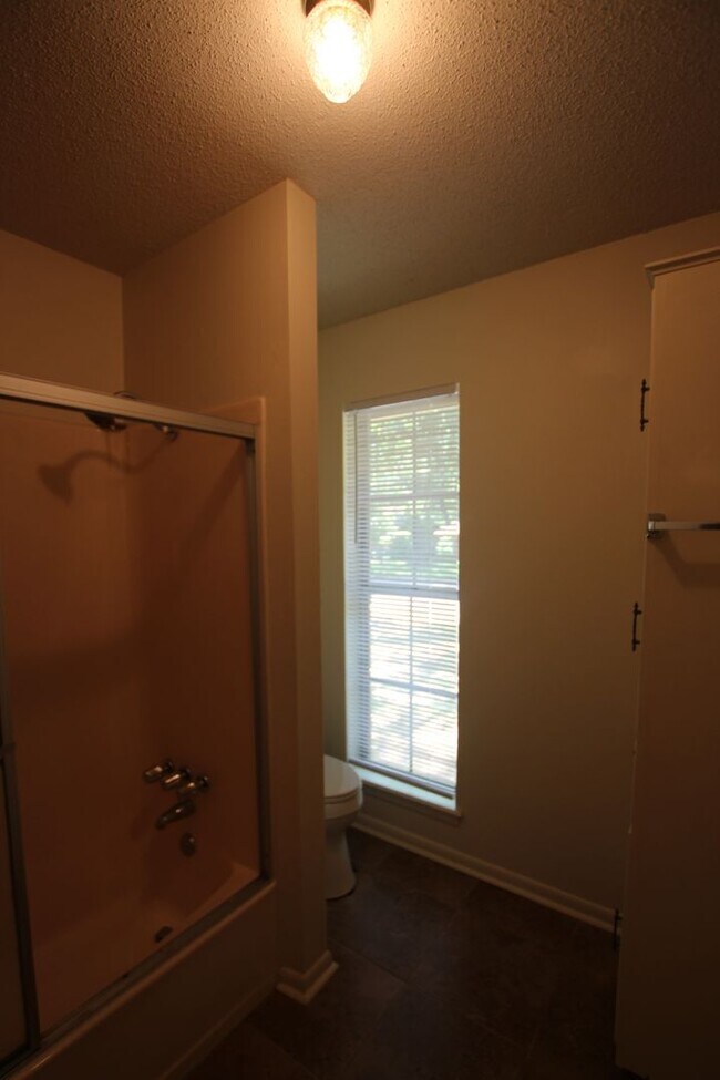 Building Photo - Beautiful 3 bedroom 2 bath home in the hea...