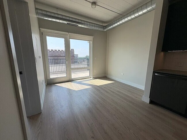 Building Photo - 943 W Belmont Ave