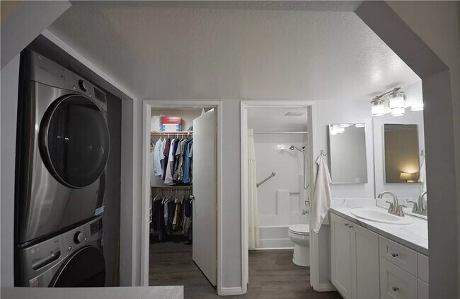 Building Photo - High-End Living in a Prime Area