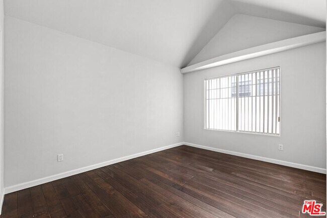 Building Photo - 10627 Moorpark St