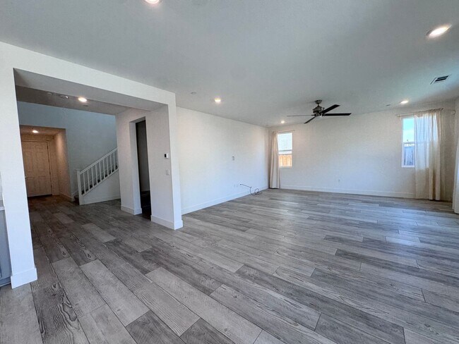 Building Photo - Stunning 4 Bedroom 3.5 Bath Home WITH SOLA...