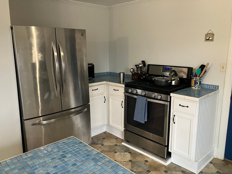 Building Photo - 1035 Lynnhurst Ave