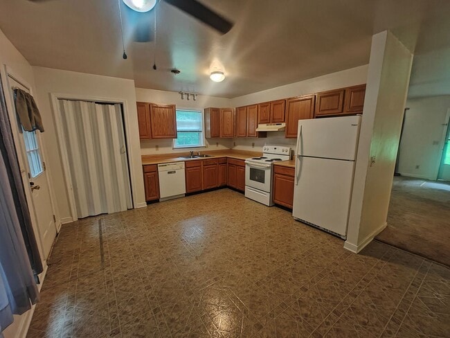 Building Photo - 3 bedroom home on private lot