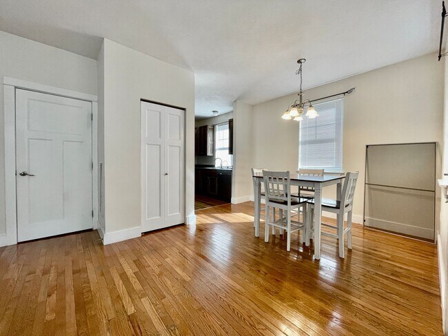 Building Photo - Four Bedroom Home in Eastown